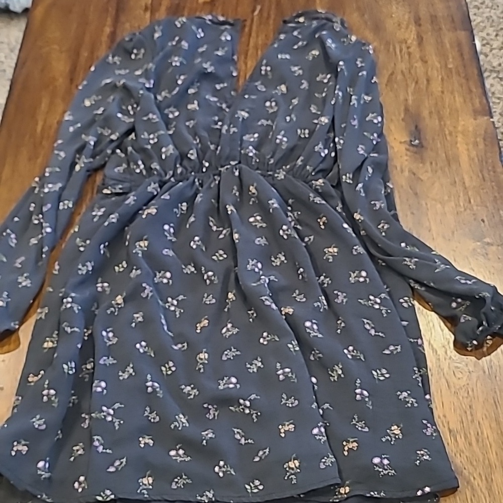 American Eagle Gray Floral Pleated Mini Ruffle Dress si e small - Picture 4 of 4